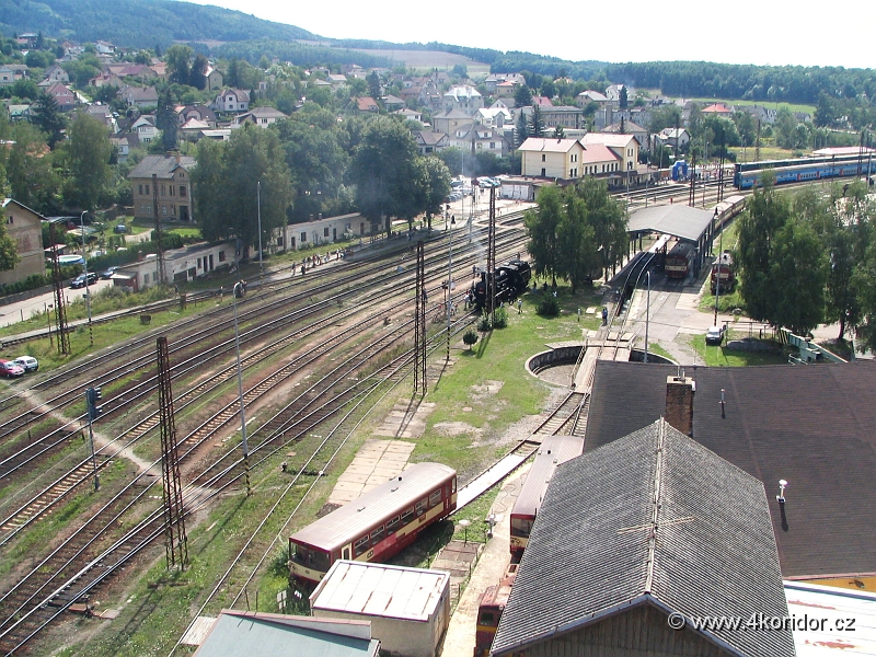 IMG_2185.JPG - ...na staniční budovu...
