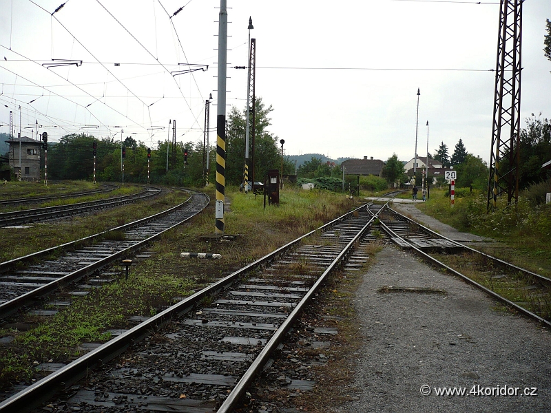 P1000559.JPG - Na úrovňovém přejezdu trati do Hvězdonic budou také automatické závory