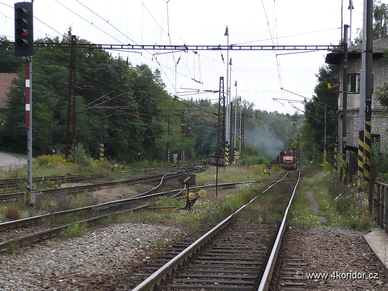 P1000698.JPG - Vpravo vlak na trati z Týnce