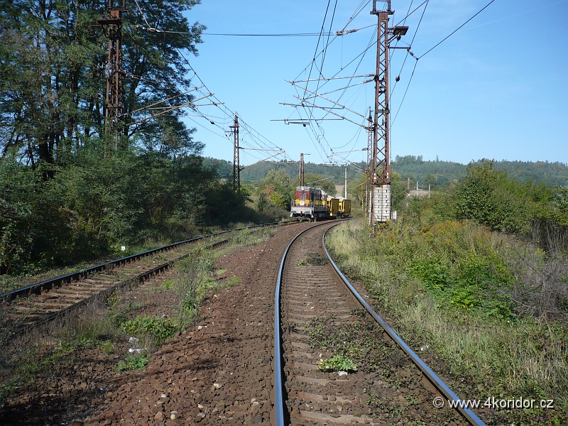 P1000812.JPG - Od poslední výhybky směrem k vjezdu od Senohrab