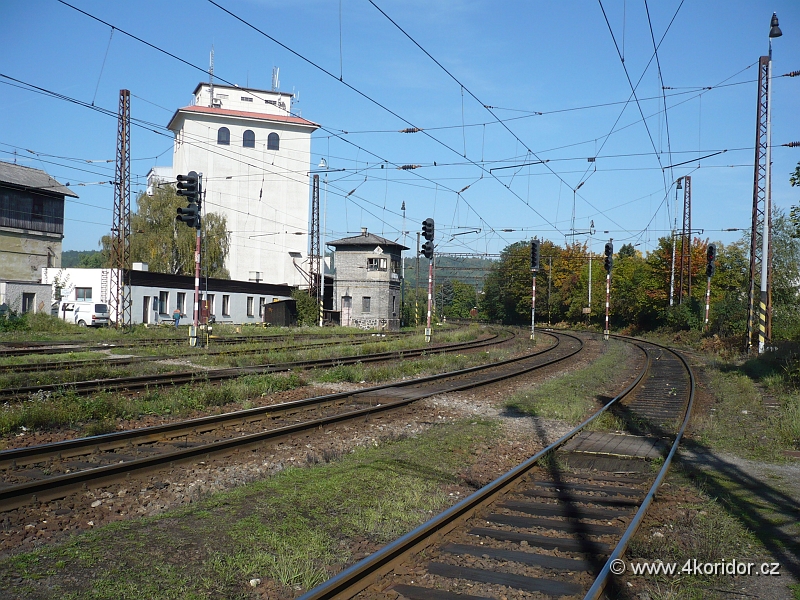 P1000818.JPG - Odjezdová návěstidla směr Senohraby, vysoká bílá budova je mlýn