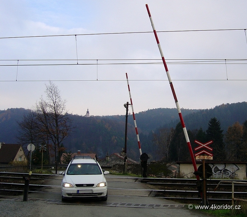 200611260822_zavory6.jpg - Přejezd na Hr.Čtyřkoly bude nahrazen automatickými závorami. Pro zajímavost: do doby jeho vybudování bude přejezd na několik měsíců uzavřen
