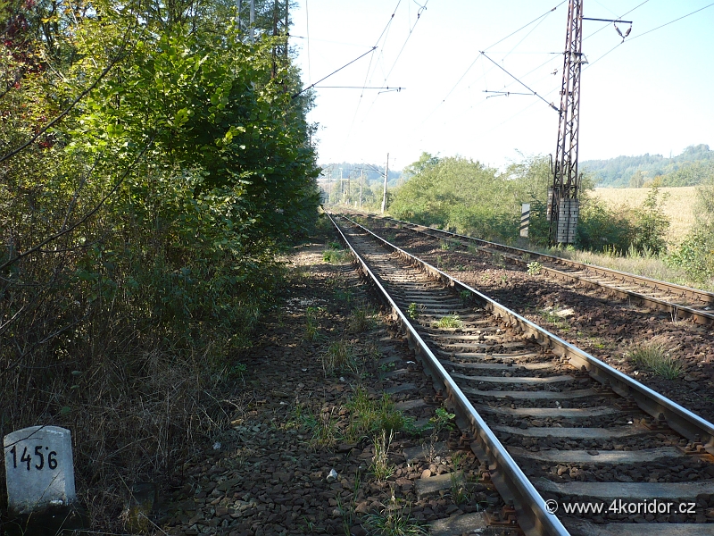 P1000807.JPG - Přibližně v těchto místech budou vjezdová návěstidla žst.Čerčany. Dnes zde jsou vloženy kolejové spojky