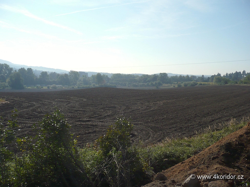 P1000810.JPG - Pohled od zastávky Pyšely k Čerčanům