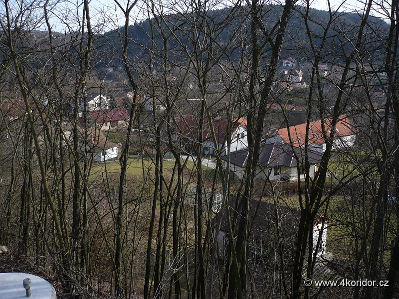 P1010025.JPG - Vpravo v údolí Sázavy leží obec Čtyřkoly