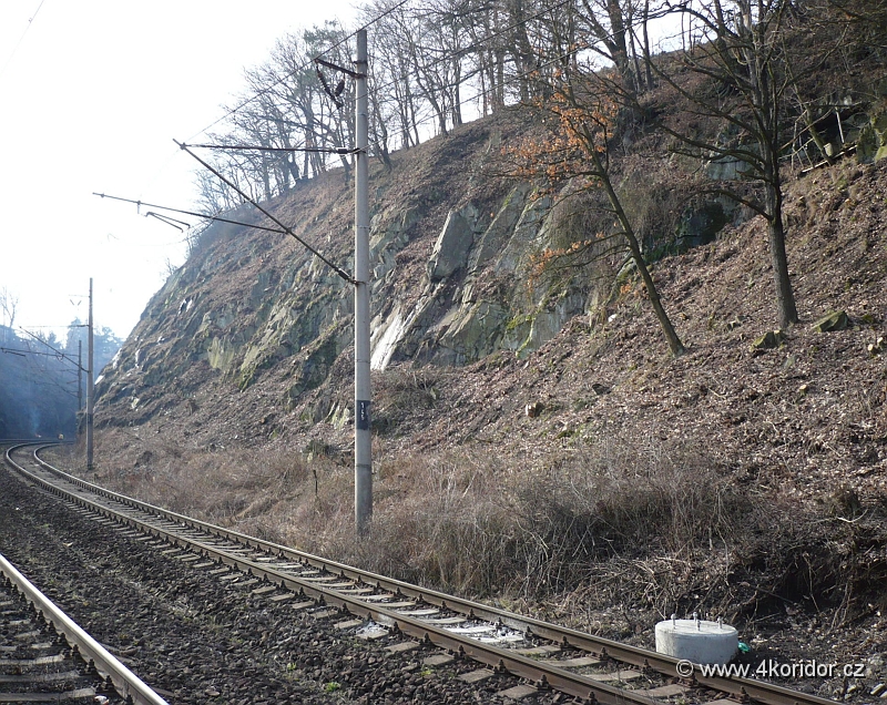 P1010007.jpg - Začátek zářezu ve směru od Senohrab