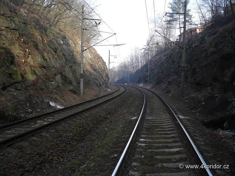 P1010008.JPG - Skály jsou to pořádné