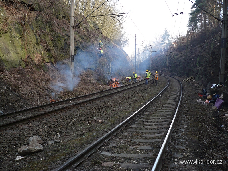 P1010010.JPG - Směrem k Senohrabům, ve skalním zářezu, probíhá vyřezávání náletových dřevin