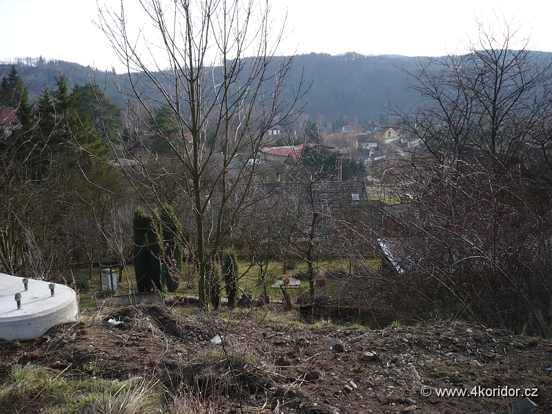 P1010012.JPG - Vpravo od kolejí jsou také Čtyřkoly
