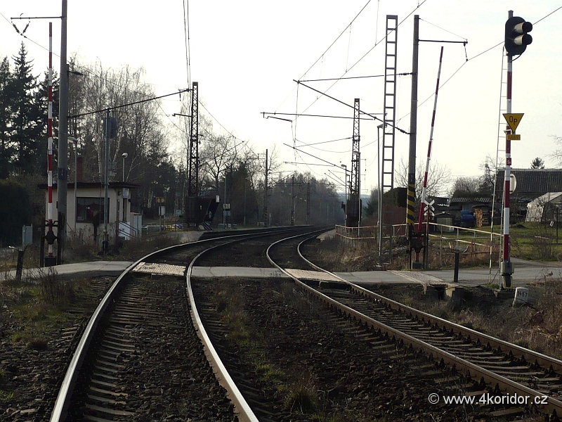 P1010018.jpg - Hradlo a přejezd ve Čtyřkolech od Senohrab. Toto oddílové návěstidlo bude, po výměně zeleného skla optiky za žluté, sloužit jako předvěst Př.S. Po spuštění provizorního zab.zař. v Čerčanech.