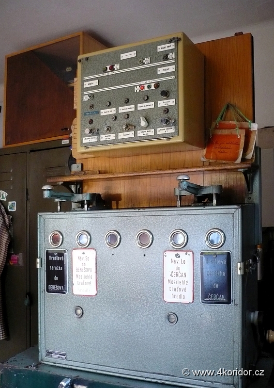 0706150058_Mrac_blok.jpg - Pohled na blok zabezpečovacího zařízení hradla