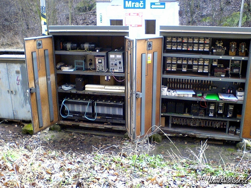 200703021835_070213_Mrac_SM_skrine.jpg - Skříně ŠM ukrývají releovou a napájecí část zab.zařízení - vzor SSSR