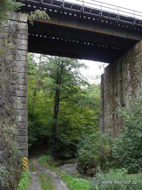 P1000686.JPG - z údolí druhá strana mostu