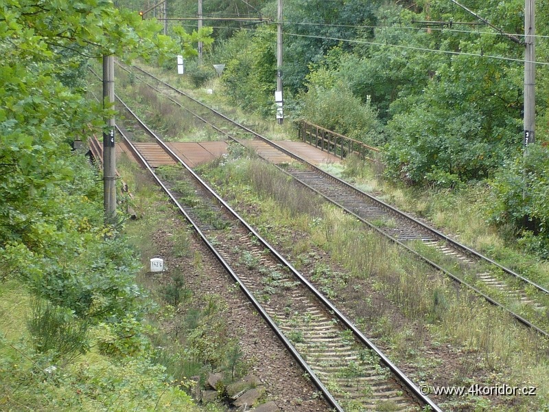 P1000688.JPG - Ze stejného místa pohled na most přes údolí, v pozadí mračská Př.So