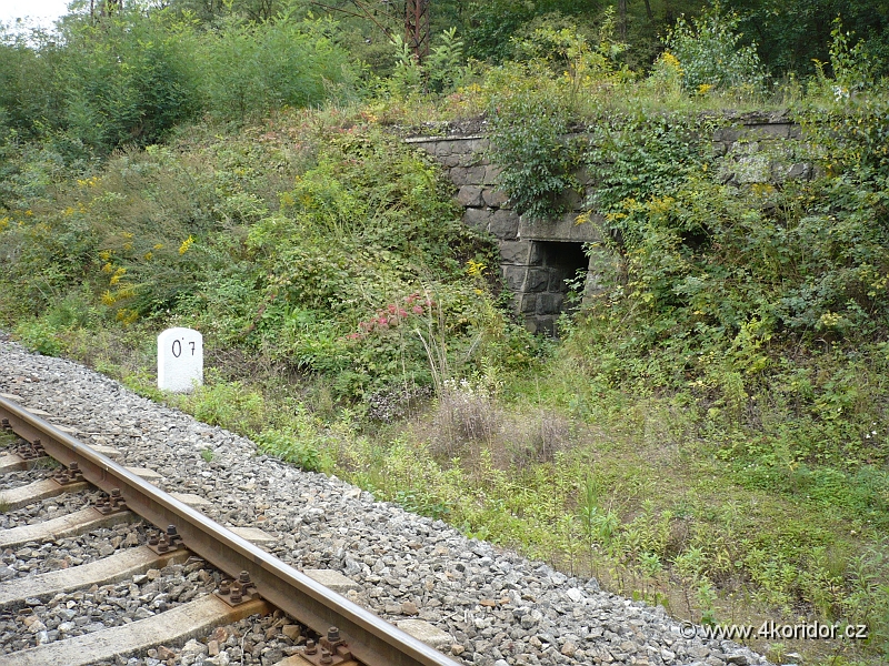 P1000690.JPG - Tentýž propustek z trati na Týnec