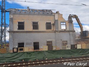 Chodov - demolice výpravní budovy; duben 2024