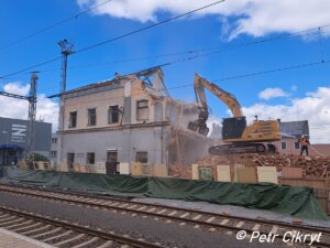 Chodov - demolice výpravní budovy; duben 2024