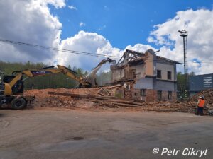 Chodov - demolice výpravní budovy; duben 2024