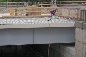 Praha-Hostivař - spouštění mostu přes Průmyslovou 25.5.2015