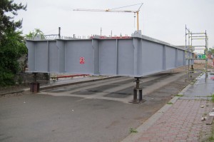 Praha-Hostivař - spouštění mostu přes Průmyslovou 19.5.2015 