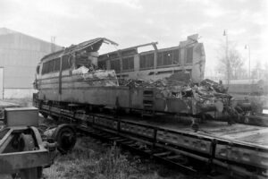 Roudná - následky po nehodě; zničená lokomotiva 240.071-1 "Laminátka" v českobudějovickém lokomotivním depu