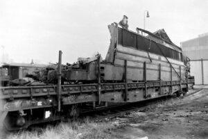 Roudná - následky po nehodě; zničená lokomotiva 240.071-1 "Laminátka" v českobudějovickém lokomotivním depu