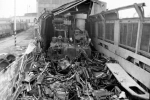 Roudná - následky po nehodě; zničená lokomotiva 240.071-1 "Laminátka" v českobudějovickém lokomotivním depu