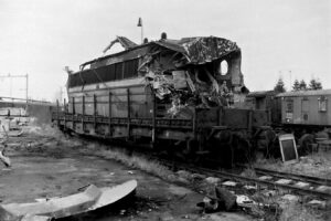 Roudná - následky po nehodě; zničená lokomotiva 240.071-1 "Laminátka" v českobudějovickém lokomotivním depu