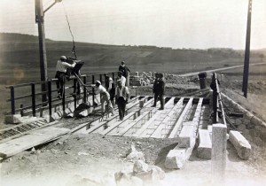 Stavba mostu - trať 220, km 130,4 - 130,5 (rok 1919-21)