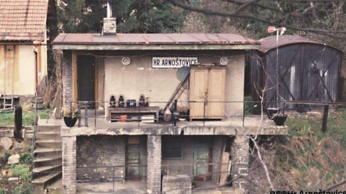 Hradlo Arnoštovice v roce 1995 (foto: Rob)